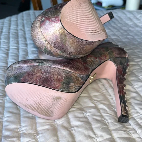 Betsey Johnson Artistic Multicolor Heels - Picture 6 of 10